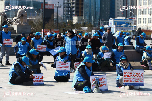 Жагсагчид: Багш нарын цалин нэмэгдэж байж боловсролын салбар аврагдана